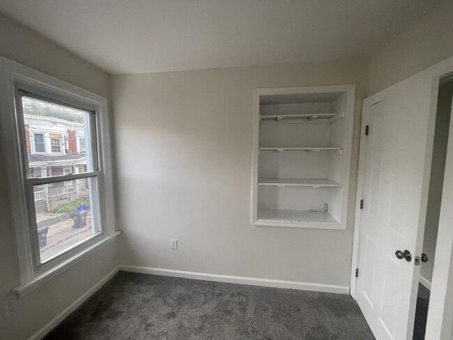 Building Photo - "Spacious 5-Bedroom Gem with 2 Full Baths on Logan Street - Your Harrisburg Haven Awaits!"