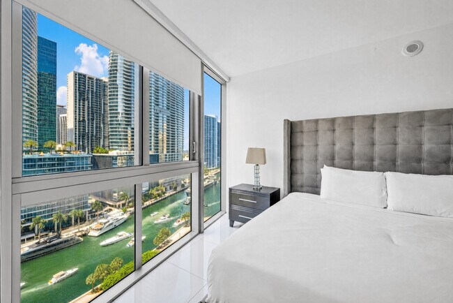 Building Photo - 485 Brickell Ave