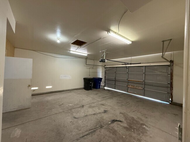 Building Photo - 4-bedroom two story home in Sylvan School ...
