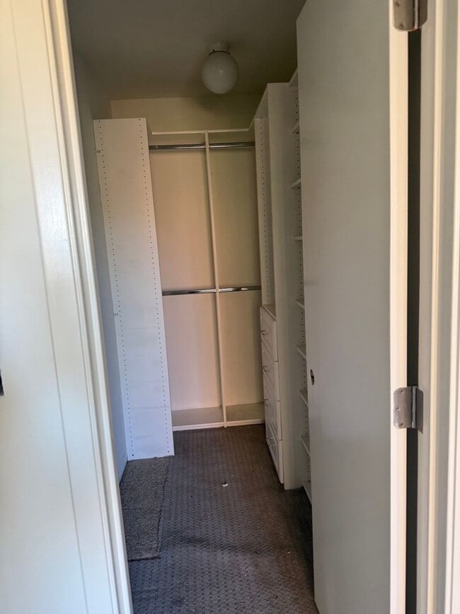 Building Photo - SPACIOUS AND BRIGHT 2 BED +2.5 BATH CONDO!...