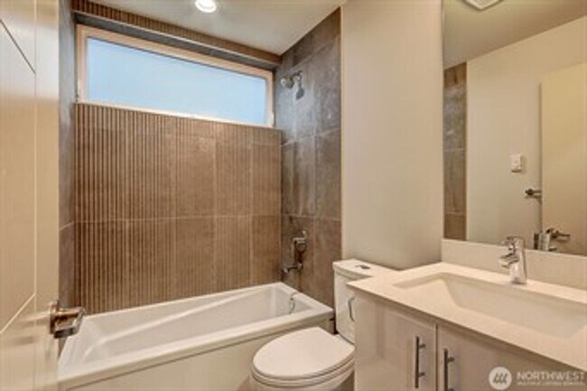 Building Photo - 3bd/2.5ba Seattle Townhome