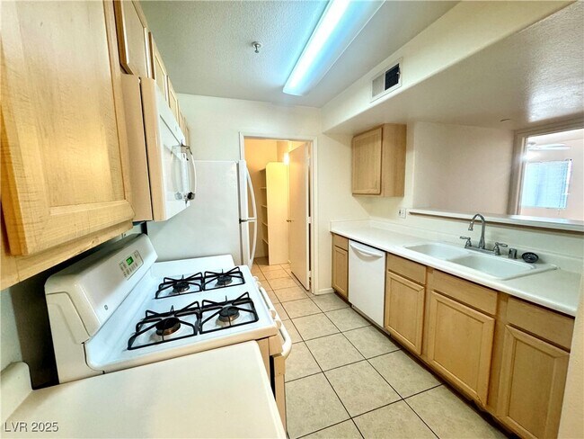 Building Photo - 950 Seven Hills Dr