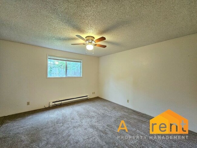 Building Photo - MOVE IN SPECIAL: $500 OFF on First Full Months Rent! Charming 4-Plex 2 Bedroom 1 Bathroom Unit Av...
