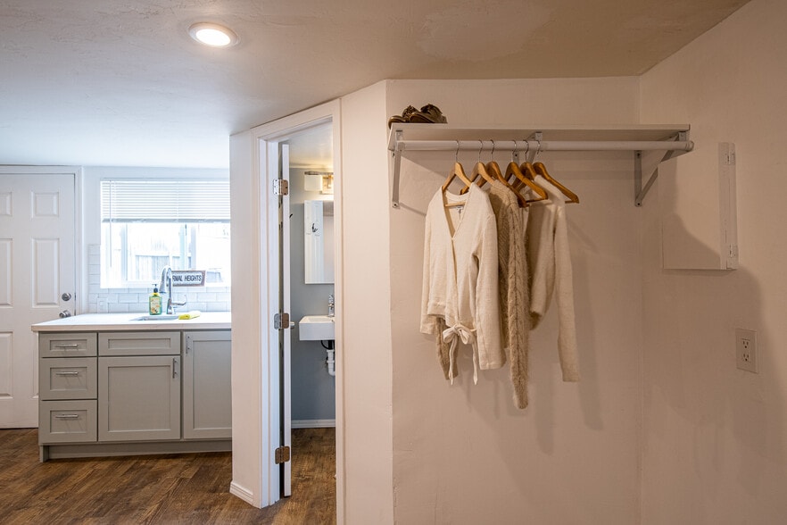 Building Photo - 4770 Bancroft St Studio B