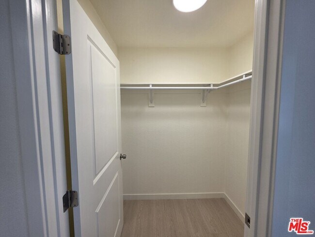 Building Photo - 912 N Ridgewood Pl