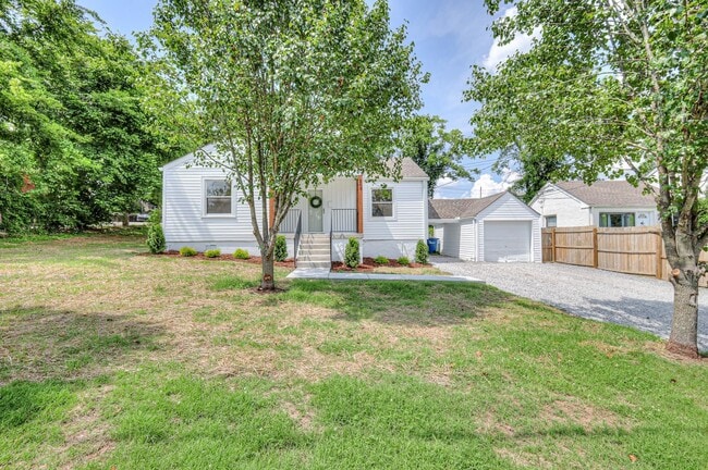 Building Photo - 203 W Cedar St