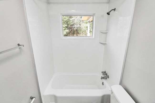 Building Photo - Lovely Two Bedroom Duplex!