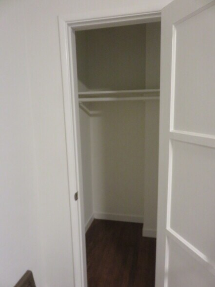 Building Photo - 828 W Glenoaks Blvd