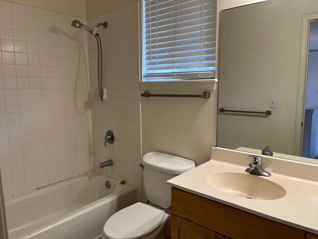 Building Photo - Ewa Gentry Large 2 story - 4 bedrooms, 3 b...