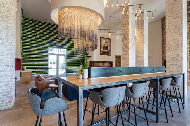 Building Photo - 2910 E 17th St