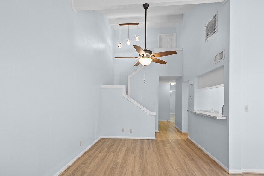 Building Photo - 105 Maplewood Dr