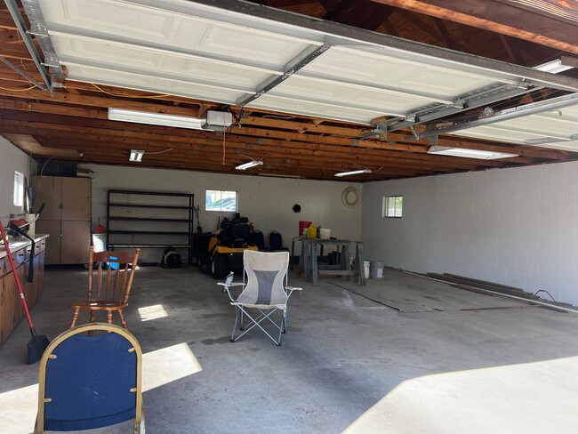 Building Photo - 2 bedroom, 1.5full bath House for rent on ...