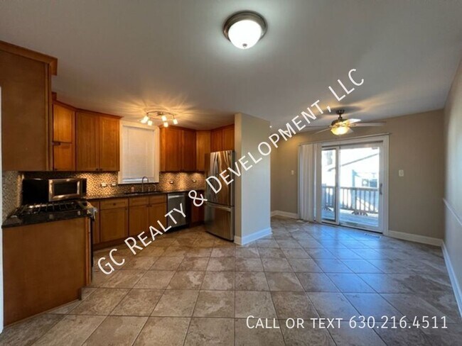 Building Photo - 2840 N Maplewood Ave