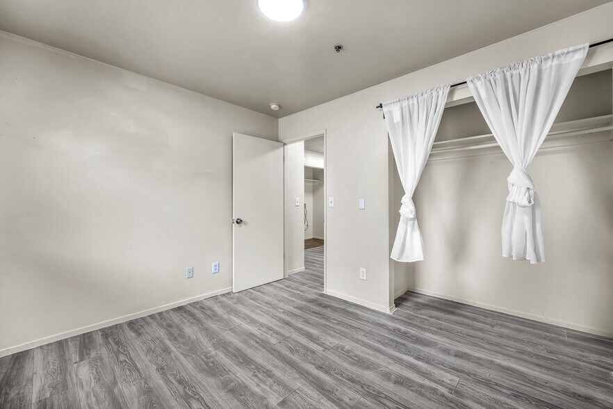 Building Photo - 5243 Huntington Dr N