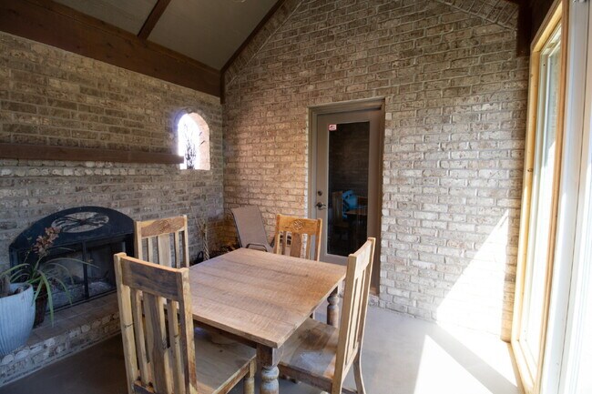 Building Photo - Luxury Living in Preston Manor