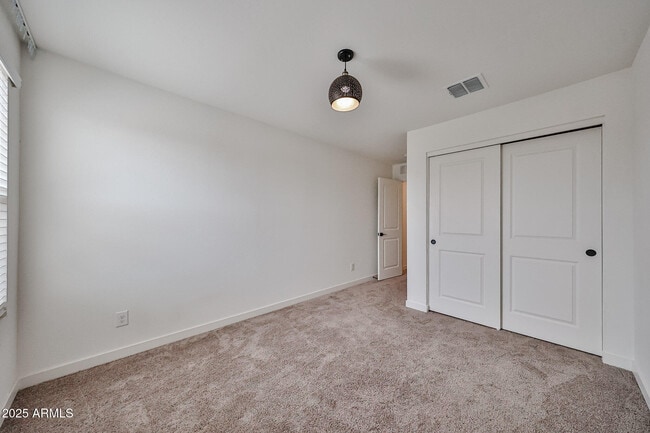Building Photo - 509 E Elm Ln