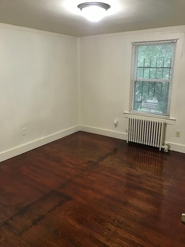 Building Photo - 4 Bed / 2 Bath Single Family Home