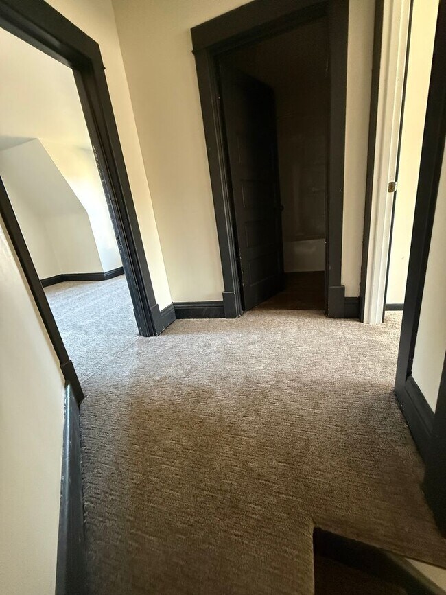 Building Photo - 902 E Kemp Ave