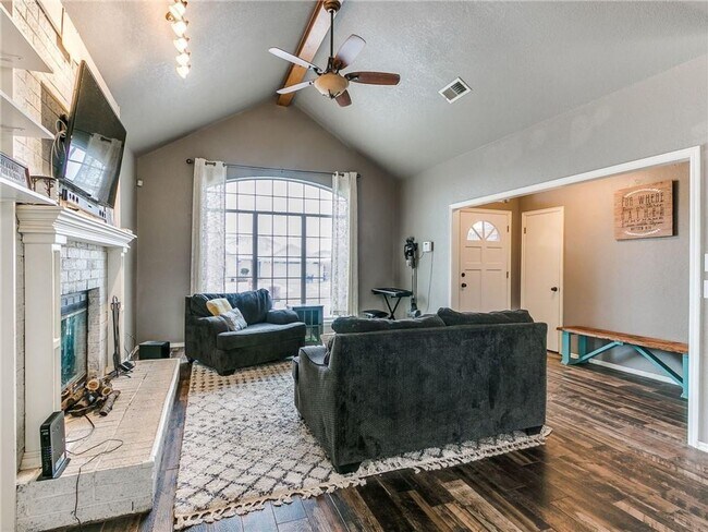 Building Photo - Gorgeous Home Located In Choctaw!!!