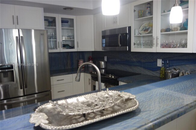 Building Photo - 5701 Collins Ave