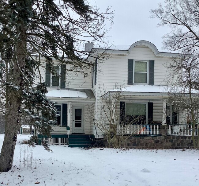 Primary Photo - 127 Oak St