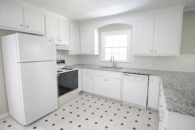 Building Photo - Super Southwest Durham home with fenced in...