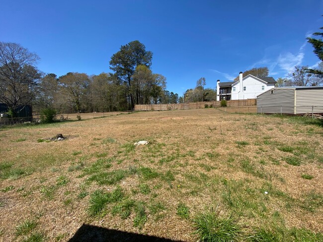 Building Photo - Cute 3 bedroom house with a large fenced i...