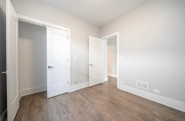 Building Photo - 556 W 18th St