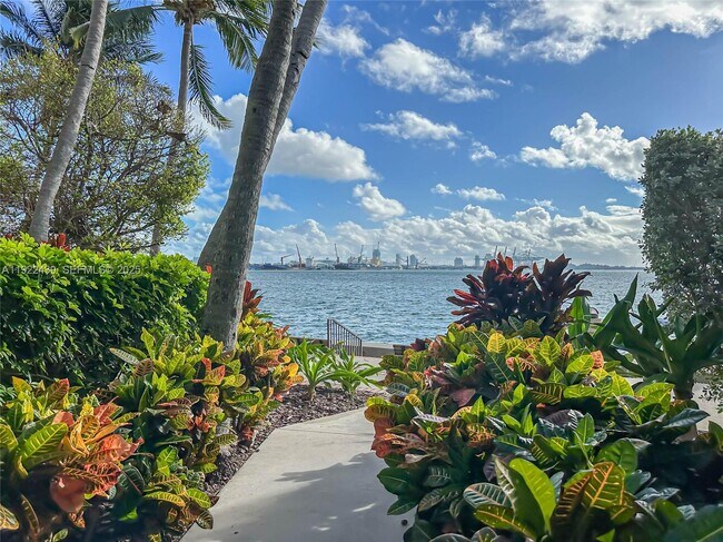 Building Photo - 540 Brickell Key Dr