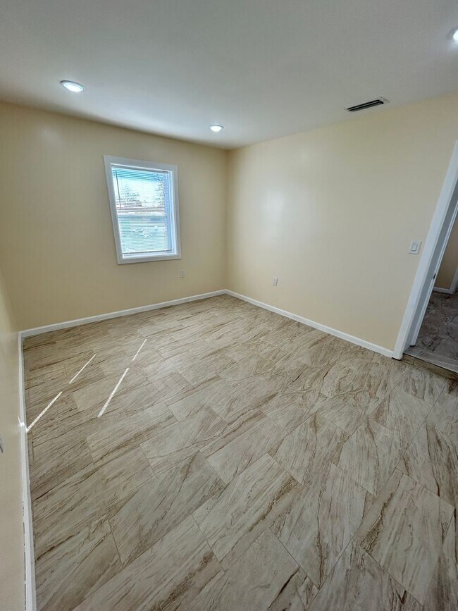 Building Photo - 2433 Wakulla Ave