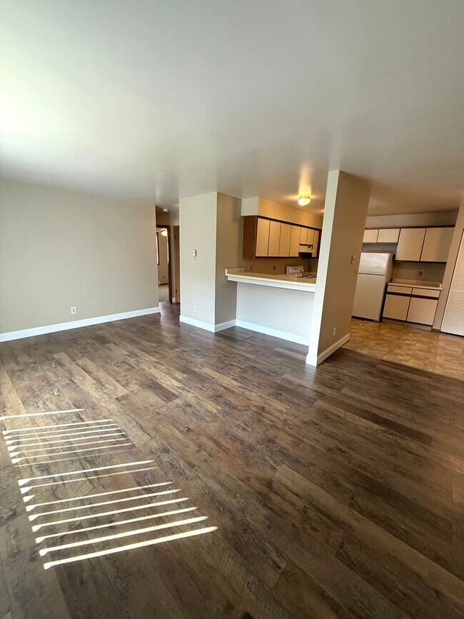 Building Photo - Private Entry 2 Bed/1 Bath Apartment!