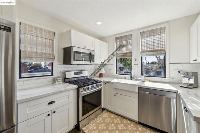 Building Photo - 3360 Arizona St