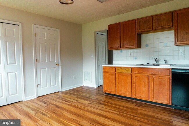 Building Photo - 9836 Plaza View Way