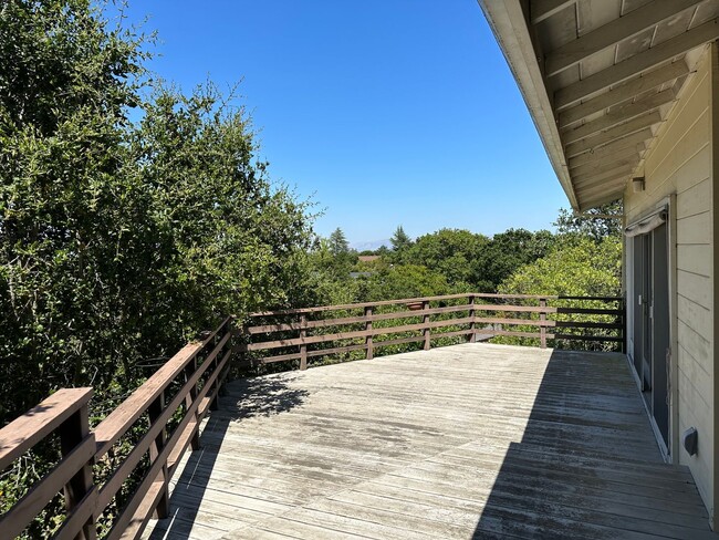 Building Photo - Fabulous LAH home, close town location, sp...