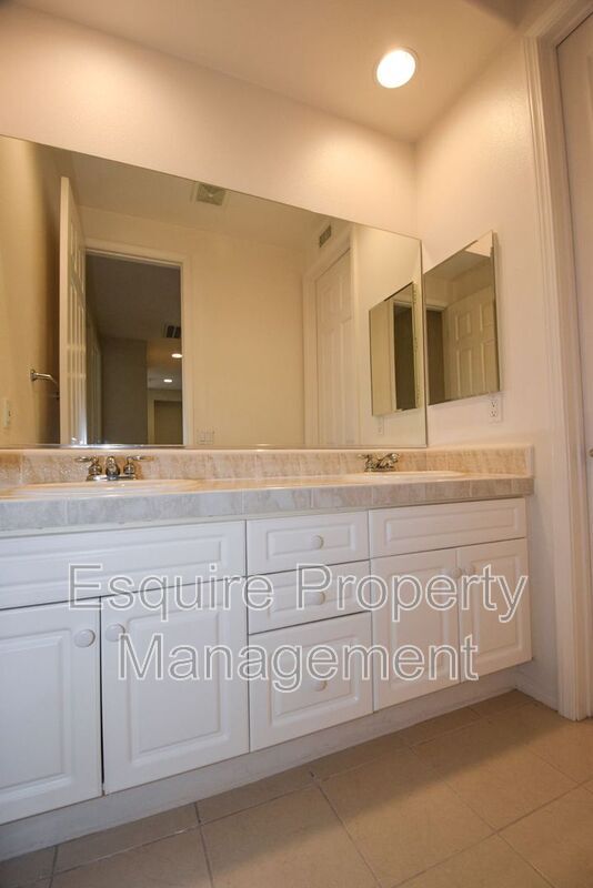 Building Photo - 2895 Diamond Dr