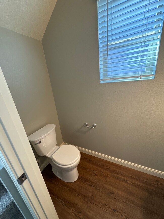 Building Photo - Beautiful 3 bedroom with bonus loft area i...