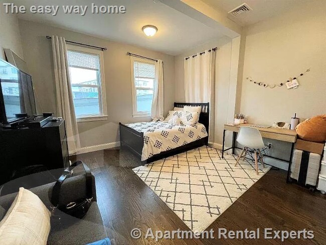 Building Photo - Allston 4 Bedroom, 3 Baths - Central Air -...