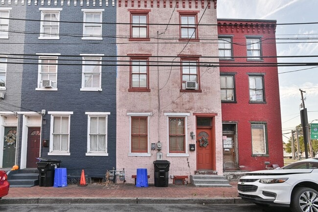 Primary Photo - Beautiful 3 Bedroom on Vine St