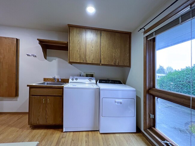 Building Photo - Gated Sound view home Des Moines area, 4 bed plus den 2.5 bath 3900 s/f, Available NOW!!!