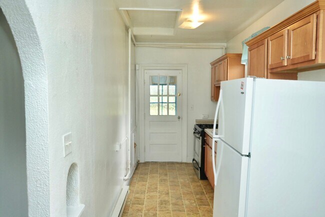 Building Photo - 2321 Fontaine Ave Ext