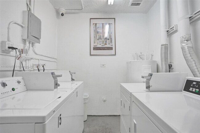 Building Photo - 330 SE 2nd St