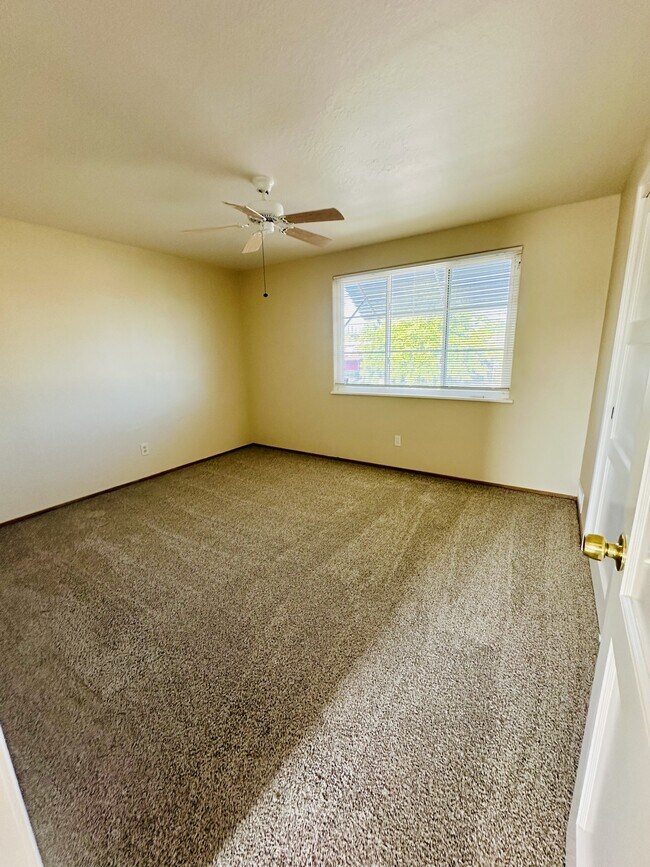 Building Photo - 3178 Hillview Ct