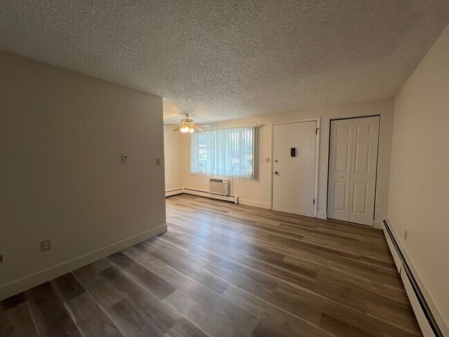 Building Photo - 10th Street Square Apartments