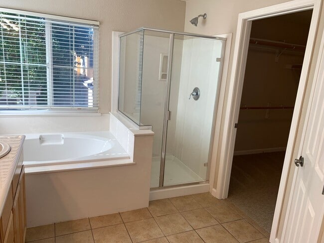 Building Photo - Beautiful 4 Bedroom, 2.5 Bath Mountain Hou...