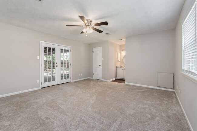 Building Photo - 3408 Dallis Dr