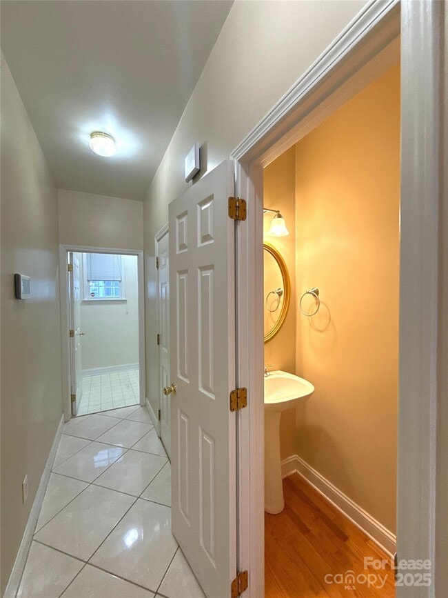 Building Photo - 1928 Dearmon Dr