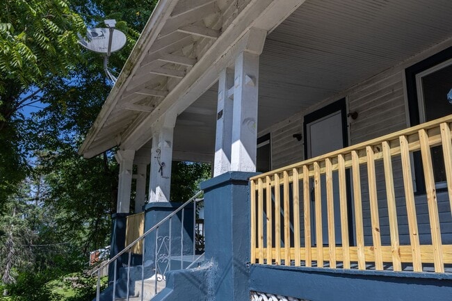Building Photo - Renovated Large 4 Bedroom House in McKeesp...