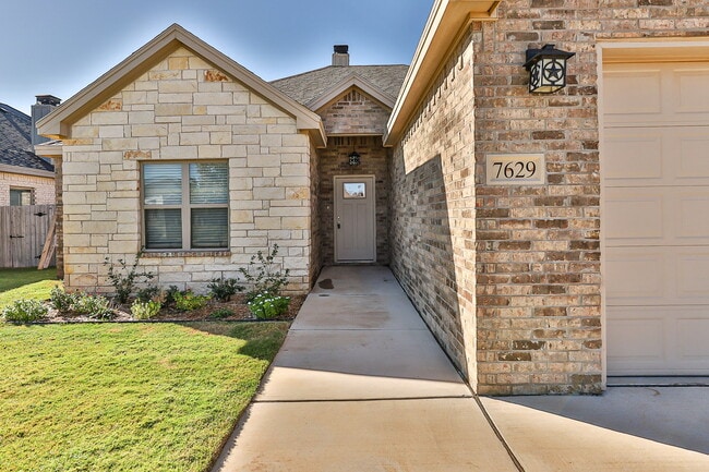 Building Photo - Like New Home in South West Lubbock!