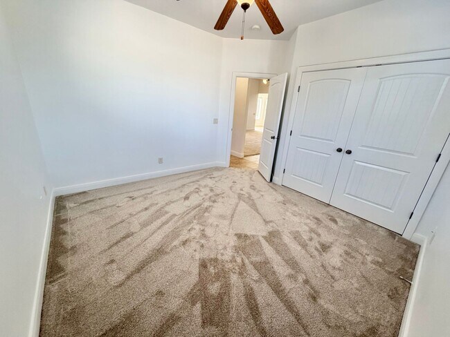 Building Photo - 988 E Silver Falls Dr