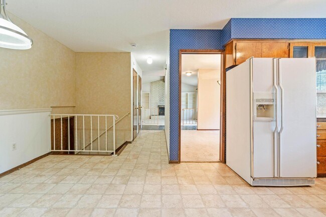 Building Photo - Spacious, well-cared for 4-bdrm/3-bath split-level—Family/laundry rooms, backyard, garage